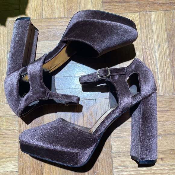 HOT TOMATO Thick Chunky Velvet Heels - Picture 1 of 3